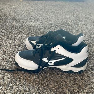 Gently worn cleats 8W